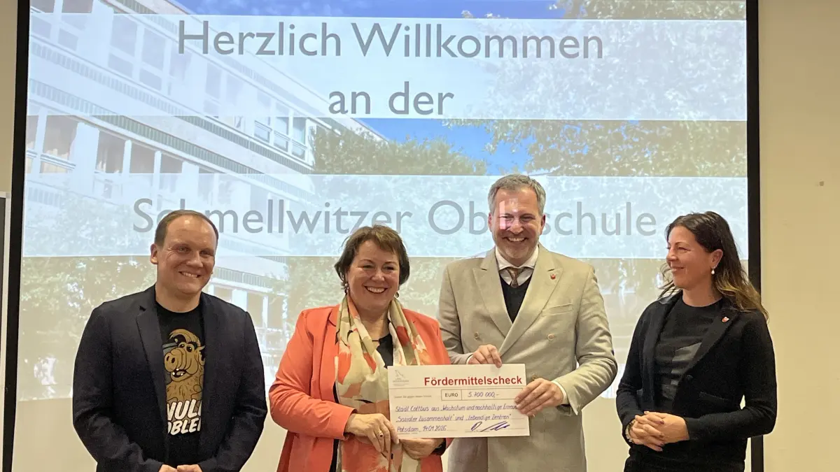 Die Schmellwitzer Oberschule in Cottbus erhält 5,7 Millionen Euro für die Sanierung. Schulleiter Tobias Kahl nimmt den symbolischen Scheck von Baustaatssekretärin Dr. Ina Bartmann sowie OB Tobias Schick und Bürgermeisterin Doreen Mohaupt entgegen (v.l.n.r.).