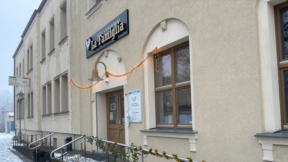 Der Eingang vom La Famiglia in Guben ist noch vom Jahreswechsel dekoriert. Hotel und Restaurant sind geschlossen.