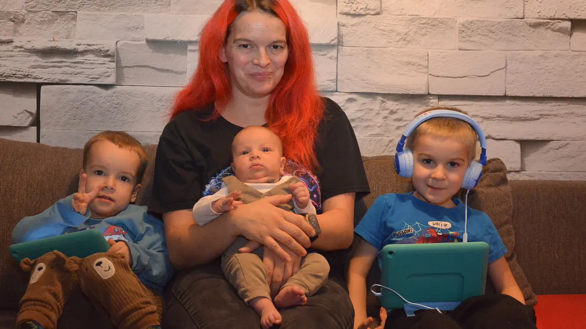 Linda Heinrich mit Sohn Dexter Amadeus Geboren am 8.12.26 5.30 Uhr im Klinikum Hoyerswerda. Geburt: 51 cm (heute 57 cm) Gewicht Geburt: 3500 Gramm.