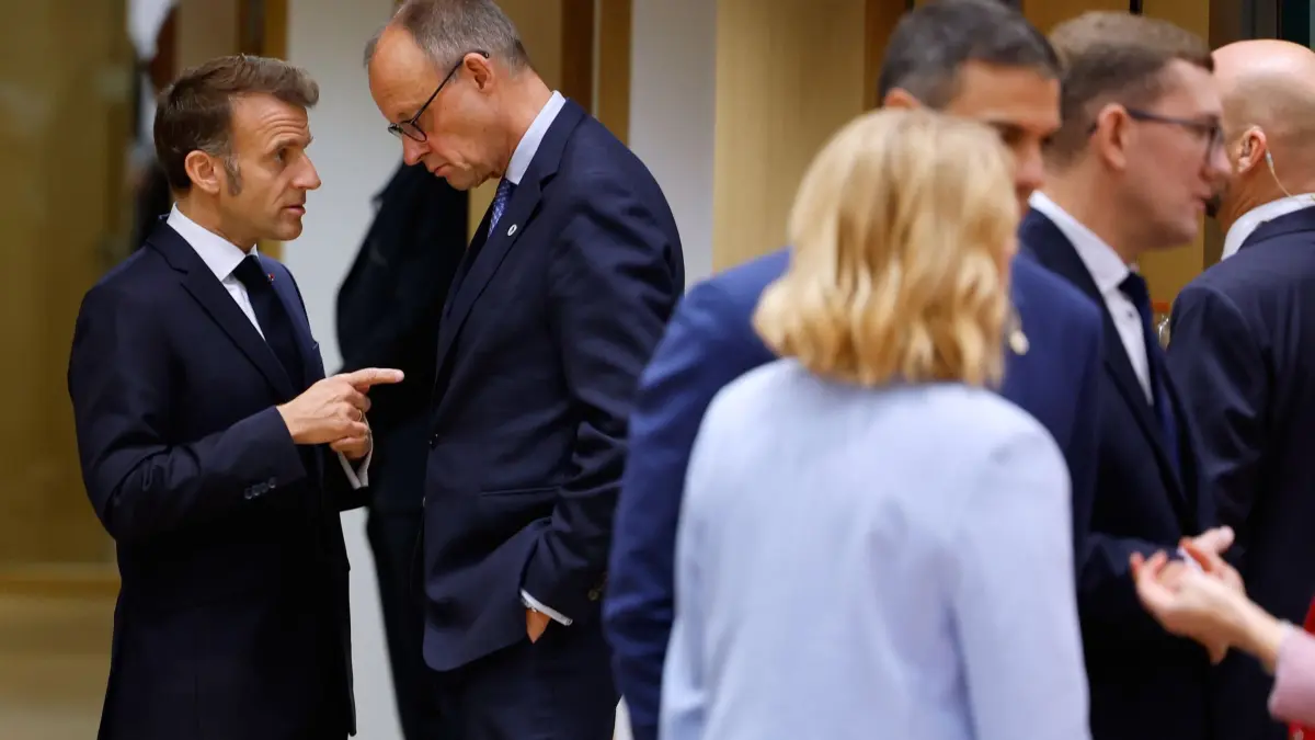 EU-Gipfel in Brüssel: ARCHIV - 23.10.2025, Belgien, Brüssel: Bundeskanzler Friedrich Merz (CDU, 2.v.l) spricht mit dem französischen Präsidenten Emmanuel Macron (l) während einer Arbeitssitzung beim EU-Gipfel. (zu dpa: «Neuer EU-Kredit für Ukraine soll vor allem Militär stärken») Foto: Geert Vanden Wijngaert/AP/dpa +++ dpa-Bildfunk +++