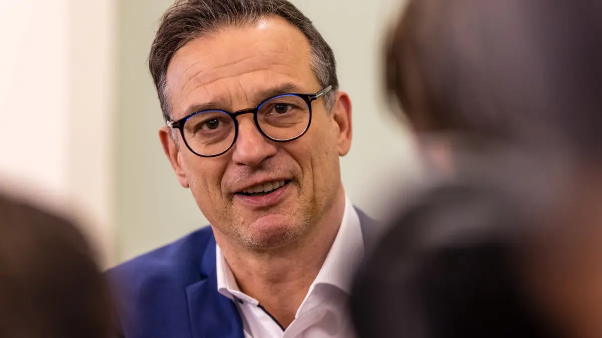 Prozess am Landgericht Cottbus wegen Mordes an einem Polizisten: Verteidiger Christoph Rühlmann steht im Verhandlungssaal am Landgericht Cottbus.
Seinem Mandanten wird Mord an einem 32jährigen Polizisten vorgeworfen. Bei einem Einsatz gegen mutmaßliche Autodiebe vor einem Jahr in Lauchhammer war dieser von einem Fahrzeug erfasst worden und noch am Einsatzort gestorben.