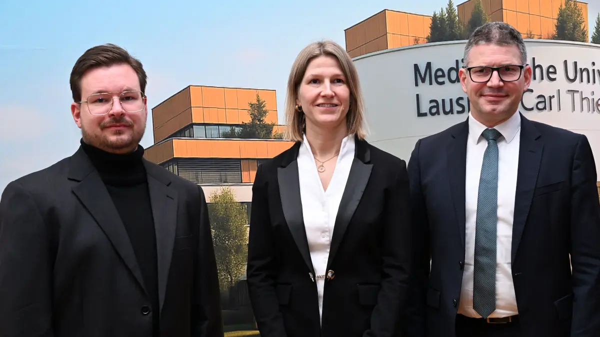 Prof. Sven Schumann (Anatomie), Prof. Jeannine Schübel (Allgemeinmedizin), Prof. Uwe Mars (Orthopädie) (v.l.n.r.)
Feierliche Übergabe professoraler Titel an er Medizinischen Universität Lausitz - Carl Thiem am Mittwoch, 14. Januar 2026