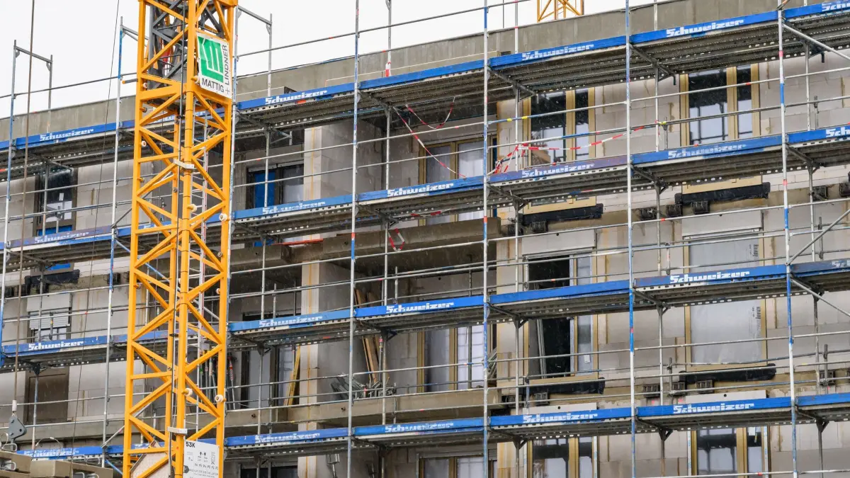 Sozialer Wohn-Monitor 2026: 14.01.2026, Brandenburg, Cottbus: An einem im Bau befindlichen Gebäude des sozialen Wohnungsbaus sind Fassadenelemente montiert, das Haus ist von einem Baugerüst umgeben. In zentraler Lage der Innenstadt errichtet die Gebäudewirtschaft Cottbus GmbH (GWC) in mehreren Bauabschnitten 130 neue Wohnungen. Am 15. Januar 2026 stellt das Pestel-Institut in Berlin den «Sozialen Wohn-Monitor 2026» vor. Die Studie liefert aktuelle Zahlen zum Wohnungsdefizit in Deutschland und den Bundesländern und thematisiert Diskriminierungen auf dem Wohnungsmarkt. Foto: Patrick Pleul/dpa +++ dpa-Bildfunk +++