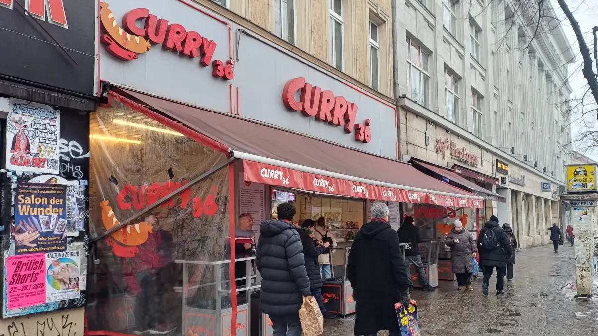 In Kreuzberg fing alles an: Wegen des kalten Wetters ist der Andrang bei Curry36 in der Jubiläumswoche nicht groß. An warmen Sommertagen kann es auch schon zu langen Schlangen vor dem Kult-Imbiss kommen.