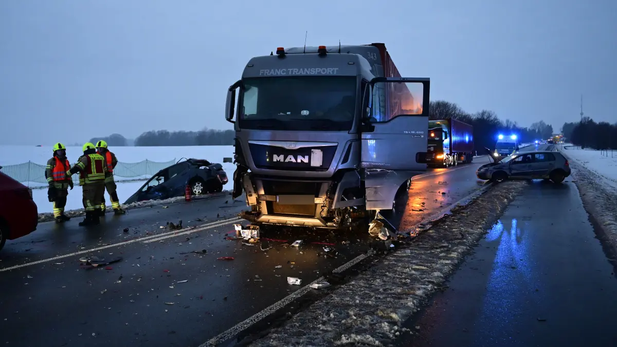 Görlitz, Verkehrsunfall, H1 mSoSi , Hilfeleistung 1, Menschenrettung mit sofortiger Hilfeleistung, B6 bei Görlitz Klingewalde, vis a vis Porta und Hornbach zwischen Einfahrt Porta und Kreisverkehr zur Autobahn, nach ersten Angaben: Beteiligte: ein LKW und mehrere PKW, zwei Verletzte Personen, ca 16 Uhr. Görlitz, 13.01.2026