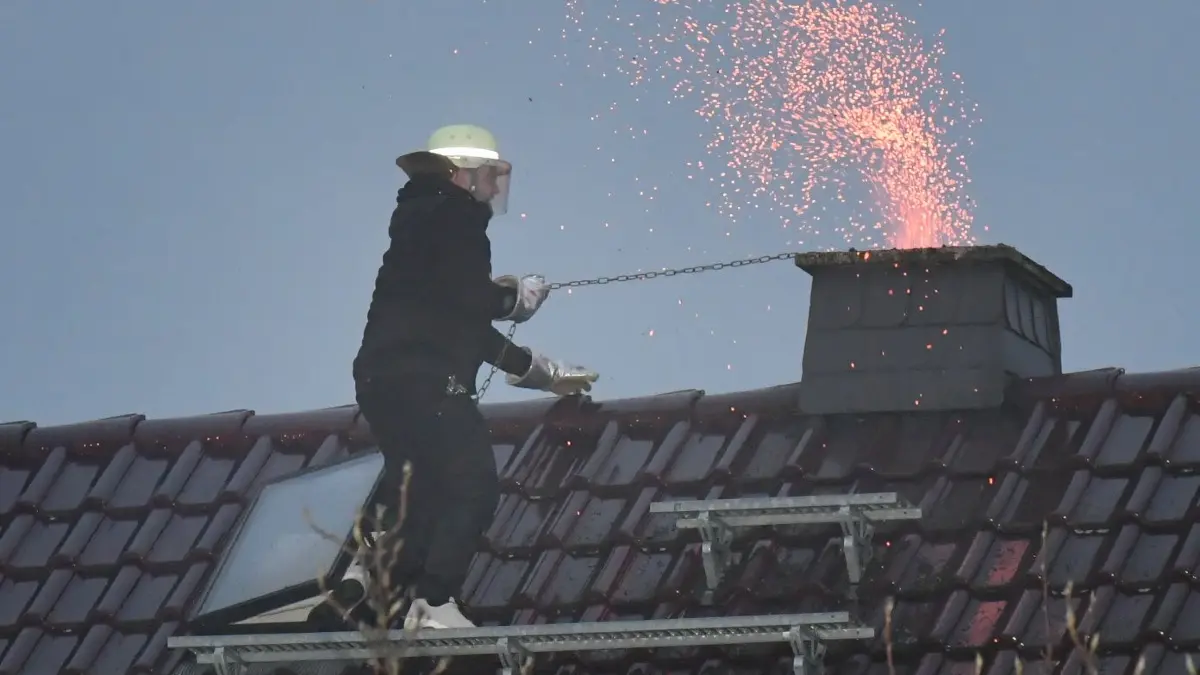 Gefährlicher Schornsteinbrand in Dreska : Gefährlicher Schornsteinbrand in Dreska
- In Dreska hat Schornsteinfegermeister und Feuerwehrmann Henryk Petersen von der Feuerwehr Elsterwerda die Kette mit Stahlkugel in den brennenden Schacht abgelassen und das Feuer so unter Kontrolle gebracht