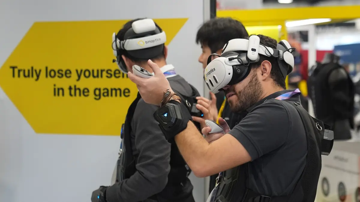 Eine Person probiert Spielgeräte von bHaptics während der CES Tech Show in Las Vegas aus. +++ dpa-Bildfunk +++
