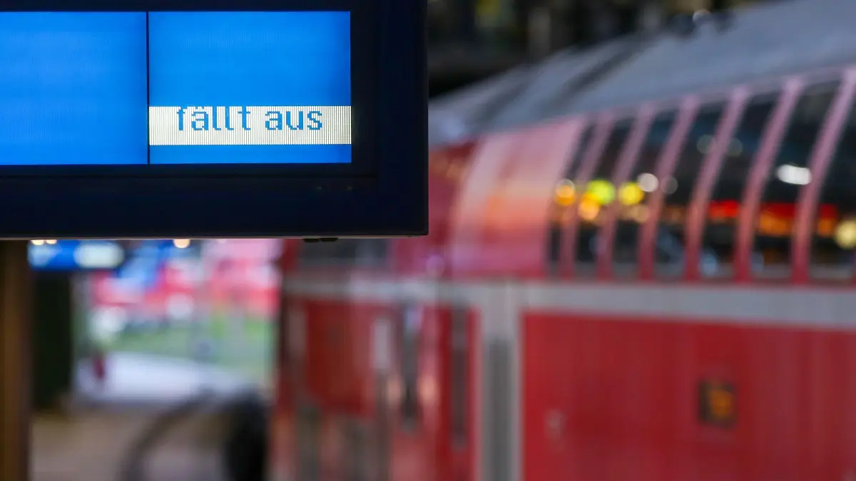 Ein Zugausfall wird auf einer Anzeigentafel angezeigt: ARCHIV - 15.05.2023, Hamburg: Ein Zugausfall wird auf einer Anzeigentafel im Hauptbahnhof Hamburg angezeigt. Nach dem Wintersturm «Elli» ist es bei der Deutschen Bahn zu einer Panne bei der Bearbeitung von Rückerstattungen gekommen. (zu dpa: «Bahn entschuldigt sich für Panne bei Entschädigungen») Foto: Bodo Marks/dpa +++ dpa-Bildfunk +++