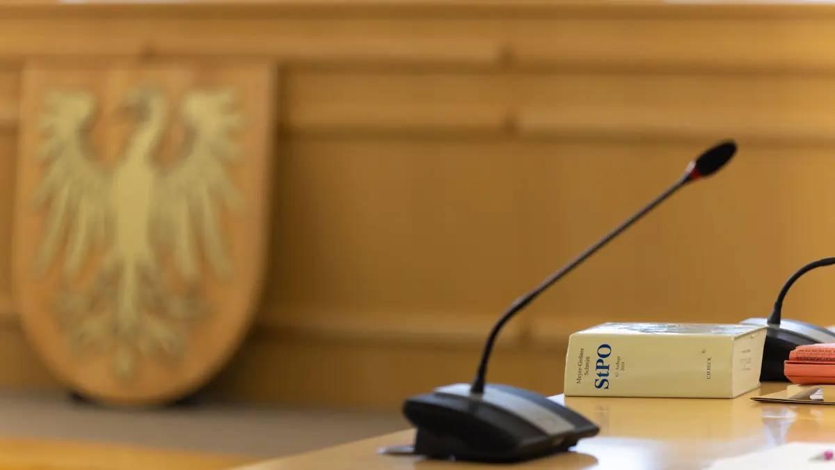 Prozess am Landgericht Cottbus wegen Mordes an einem Polizisten: Ein Exemplar der Strafprozessordnung liegt auf einem Tisch am Landgericht Cottbus. Hier beginnt heute ein Prozess wegen Mordes an einem 32jährigen Polizisten. Bei einem Einsatz gegen mutmaßliche Autodiebe vor einem Jahr in Lauchhammer war dieser von einem Fahrzeug erfasst worden und noch am Einsatzort gestorben.