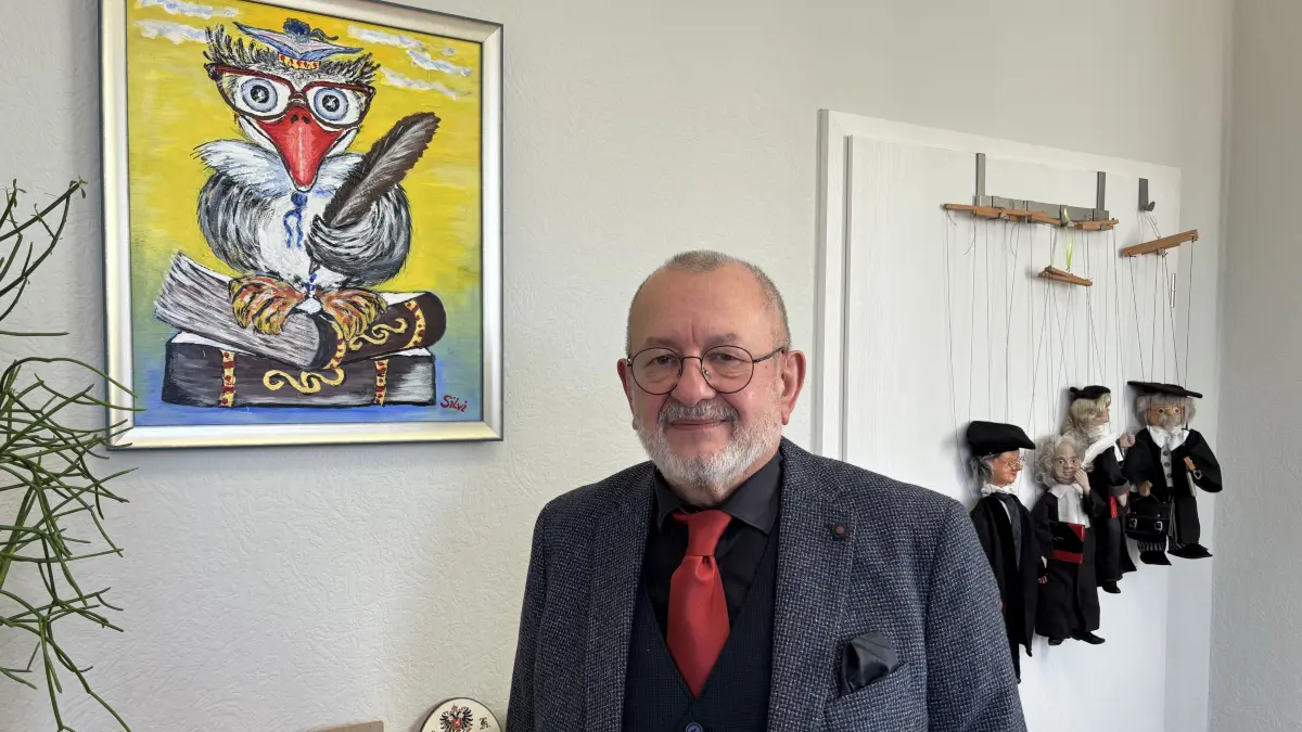 Gerd Konietzka in seinem Büro in seiner Kanzlei. Der Rechtsanwalt umgibt sich gern mit Kunst. Die Marionetten spielen mit seinem Beruf und haben durchaus mit seiner Sammelleidenschaft zu tun.