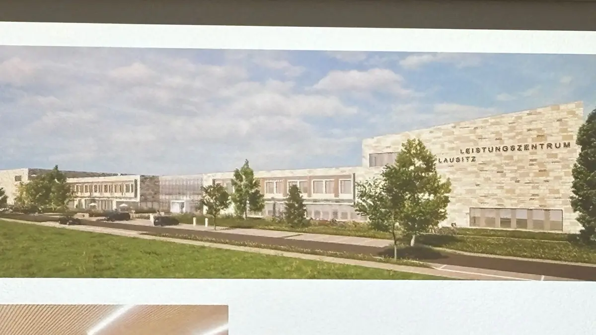 So soll nach Vorstellung der Architekten das Leistungszentrum Lausitz einmal aussehen. Dessen Inbetriebnahme ist für Januar 2028 vorgesehen.
