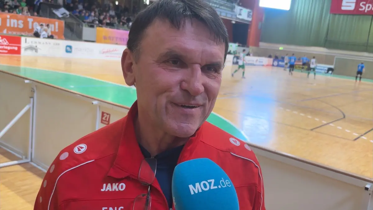 Frank-Norbert Sieg ist Mannschaftsleiter der Serbske Mustwo. Am Rande des Cottbuser Hallenmasters berichtete er über die Auswahl sorbischer Fußballer.