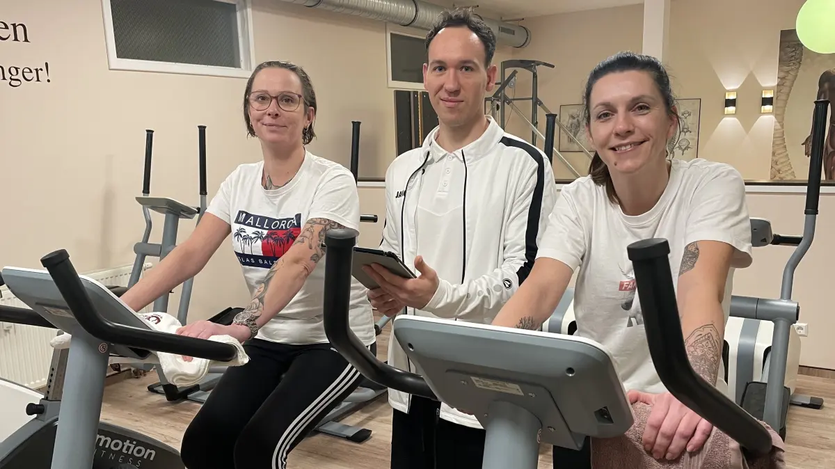 Christina Spruth (l.) und Carolin Borchert haben unter der Anleitung von Fitnesstrainer Max ihr Training begonnen. Was steckt hinter der Challenge im Sano in Finsterwalde.