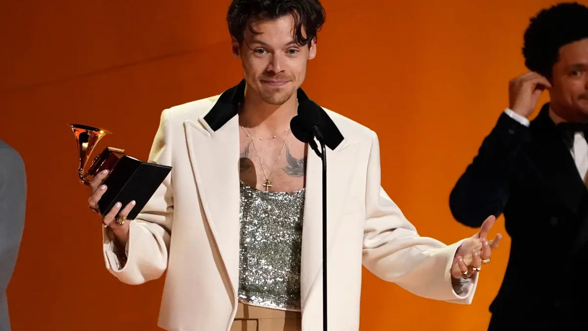 Harry Styles: ARCHIV - 05.02.2023, USA, Los Angeles: Harry Styles nimmt den Preis für das Album des Jahres für "Harry's House" bei der Verleihung der 65. Grammy Awards entgegen. (zu dpa: «Harry Styles kündigt neue Musik an») Foto: Chris Pizzello/AP/dpa +++ dpa-Bildfunk +++