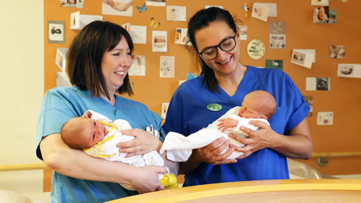 Gleich drei Zwillingsgeburten gab es im vergangenen Jahr in der Geburtsklinik Lauchhammer. Kinderärztin Marion Otto und Hebamme Jana Kastner kümmern sich gemeinsam mit den Teams der Geburtsklinik und der Kinder- und Jugendmedizin darum, dass die ersten Momente auf der Welt für Eltern und Kindern sicher und behütet sind.