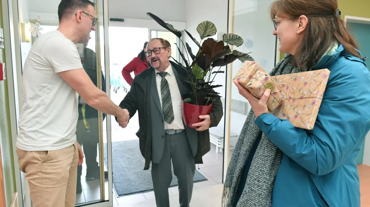 Dr. med. Dieter Mittag in der Wohnstätte Prieschka in den Ruhestand verabschiedet : Dr. med. Dieter Mittag in der Wohnstätte Prieschka in den Ruhestand verabschiedet
- v.l. Heimleiter Mirko Leisker, Dr. med. Dieter Mittag und seine Assistentin, die Medizinischen Fachangestellten Diana Niklisch