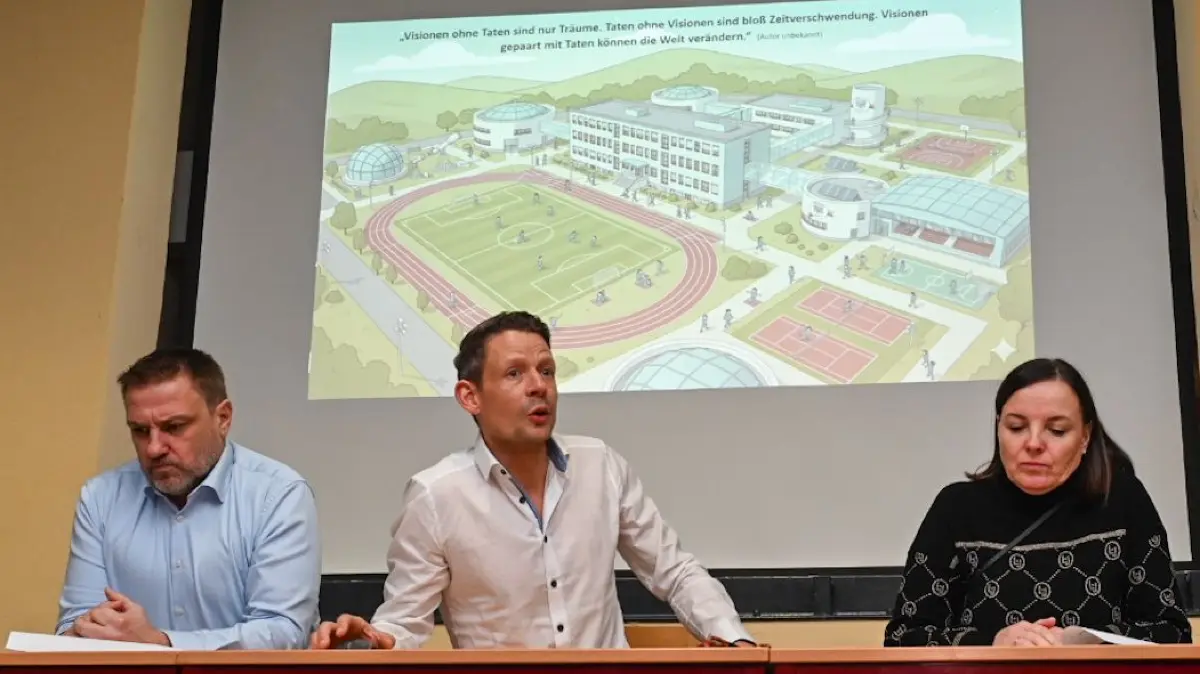 Eine Klasse mit vertiefter sportlicher Ausprägung könnte zum kommenden Schuljahr an der Bruno-Bürger-Oberschule startet. Erste Grundzüge wurden in einer Pressekonferenz vorgestellt von Füchse-Geschäftsführer Dirk Rohrbach (links), Schulleiter Ronny Staudte (Mitte) und Melany Reimann von der Stadtverwaltung Weißwasser. Die Stadt ist Träger der Oberschule, also für Gebäude und Ausstattung verantwortlich.