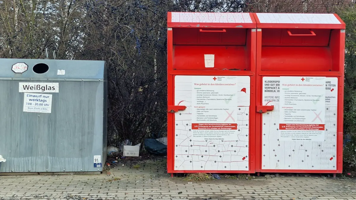 Kleidercontainer des DRK-Kreisverbandes Weißwasser: An zwei Standorten wurden Container entfernt, weil die Verschmutzung der gespendeten Kleidung zu stark war.
