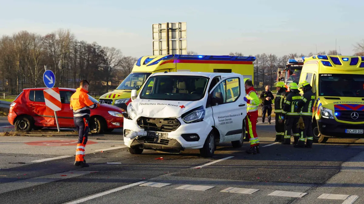 Datum: 16.01.26 / Ort: Kamenz
Am Freitagnachmittag kam es gegen 14.40 Uhr zu einem Verkehrsunfall auf der Neschwitzer Straße im Kamenzer Ortsteil Jesau. Nach ersten Informationen waren ein Pkw sowie ein Kleintransporter an dem Unfall beteiligt.
Zur genauen Anzahl der verletzten Personen lagen zunächst keine gesicherten Angaben vor. Feuerwehr, Rettungsdienst und Polizei waren im Einsatz und sicherten die Unfallstelle ab.
Zum Unfallhergang, zur Ursache sowie zur Schadenshöhe konnten bislang keine weiteren Angaben gemacht werden. Die Polizei hat die Ermittlungen aufgenommen.