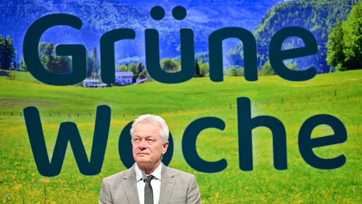 90. Grüne Woche Berlin - Eröffnungstag: 16.01.2026, Berlin: Alois Rainer (CSU), Bundesminister für Ernährung, Landwirtschaft und Heimat, steht während des Eröffnungsrundgangs zum Beginn der 90. Internationalen Grünen Woche auf einer Bühne. Die weltgrößte Messe für Ernährung, Landwirtschaft und Gartenbau in Berlin feiert ihr 100-jähriges Bestehen. Foto: Sebastian Christoph Gollnow/dpa +++ dpa-Bildfunk +++