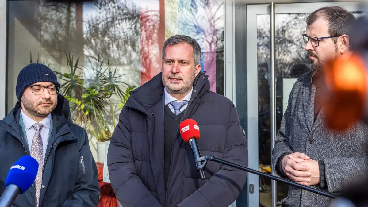 Arbeitstreffen zur Sicherheit an Cottbuser Schulen: 16.01.2026, Brandenburg, Cottbus: René Wilke (SPD, l-r), Innenminister des Landes Brandenburg, Tobias Schick, Oberbürgermeister der Stadt Cottbus und Steffen Freiberg (SPD), Bildungsminister des Landes Brandenburg, geben nach Gesprächen zur Schulsicherheit ein Pressestatement. Eltern aus Cottbus hatten sich vor einigen Wochen mit einem Brief an die Öffentlichkeit gewandt, weil sie um die Sicherheit ihrer Kindern im Schulumfeld fürchten. Foto: Frank Hammerschmidt/dpa +++ dpa-Bildfunk +++