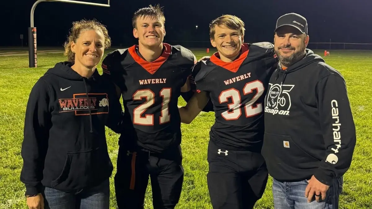 Für Erik Quitter (2.v.r.) aus Trebbus ist der langgehegte Traum, als Schüler in den USA zu leben, Wirklichkeit geworden. Der 15-Jährige wohnt bei Familie Foster (Karen, Dustin und David) im kleinen Ort Waverly in Kansas. Kann er sein Auslandsjahr trotz der vielen aktuellen politischen Krisen genießen?