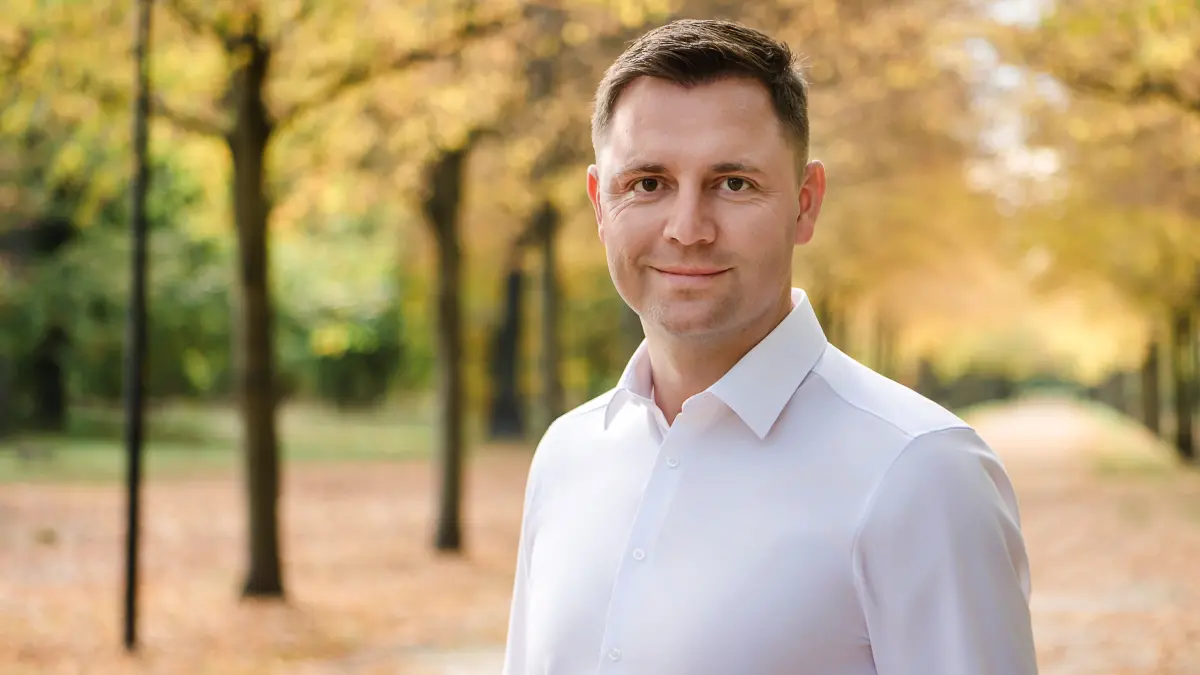 Marcel Schmidt aus Hirschfeld tritt bei der Wahl zum neuen Landrat in Elbe-Elster am 15. Februar als parteiunabhängiger Kandidat an. Er hat drei Mitbewerber.
