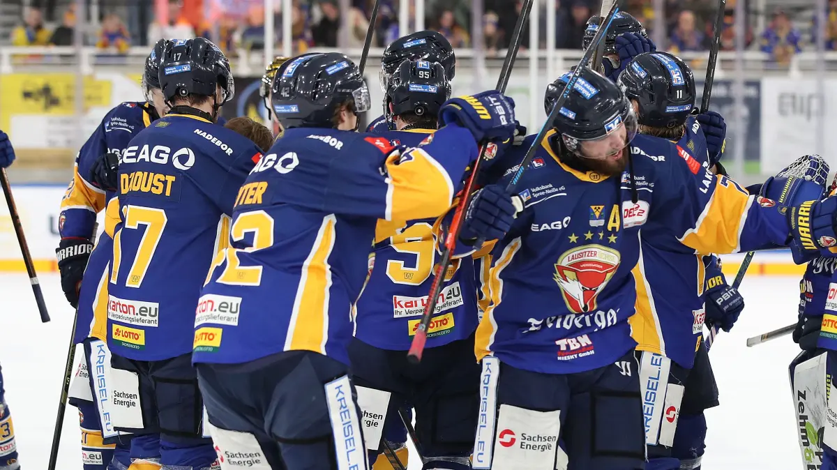 Lausitzer Fuechse vs. EC Bad Nauheim: 16.01.2026, Weisswasser, Lausitzer Fuechse vs. EC Bad Nauheim
Jubel der Fuechse