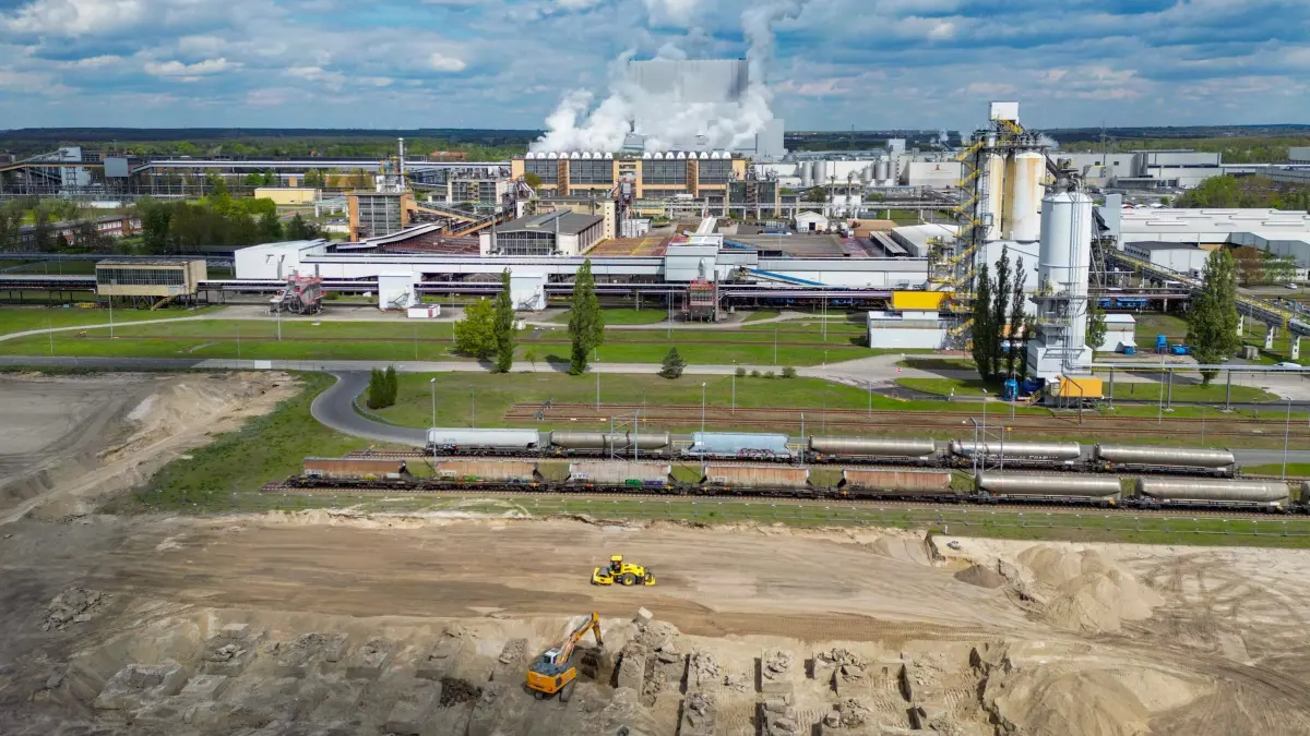 Pläne für Gaskraftwerk am Standort Schwarze Pumpe in der Lausitz: ARCHIV - 26.04.2024, Brandenburg, Schwarze Pumpe: Blick auf die Baustelle für das Projekt eines H2-ready Gaskraftwerkes am Industriestandort Schwarze Pumpe auf der Landesgrenze zwischen Brandenburg und Sachsen (Luftaufnahme mit einer Drohne). Zur Absicherung von Erzeugungslücken im Zuge des deutschen Kohleausstiegs plant die LEAG umfangreiche Investitionen für H2-ready Gaskraftwerke an ihren Kraftwerksstandorten in Brandenburg, Sachsen und Bayern. Unter der Voraussetzung, dass sich Bau und Betrieb innerhalb der noch auszugestaltenden Kraftwerksstrategie wirtschaftlich darstellen lassen, könnte am Energiestandort Schwarze Pumpe ein H2-ready Gaskraftwerk entstehen. Derzeit bereitet LEAG das Baufeld auf einer geeigneten unternehmenseigenen Fläche innerhalb des Industrieparks Schwarze Pumpe für die mögliche Errichtung vor. (zu dpa: «Neue Gaskraftwerke: Leag will mit Bewerbung loslegen») Foto: Patrick Pleul/dpa +++ dpa-Bildfunk +++