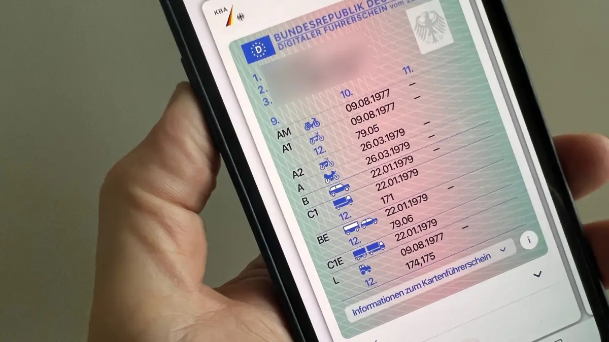 Digitaler Führerschein: ARCHIV - 23.09.2021, NA, --: Ein Mann hält ein iPhone mit der App "ID Wallet", in der die digitale Variante eines Führerscheins zu sehen ist. (zu dpa: «Führerschein auf Smartphone soll als Nachweis ausreichen») Foto: Christoph Dernbach/dpa +++ dpa-Bildfunk +++