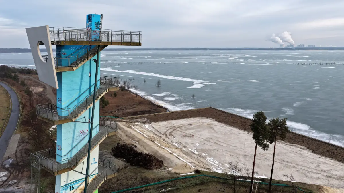 Luft Cot Ostsee Eis Jan 2026: Luftaufnahme vom 16. Januar 2026
Der Cottbuser Ostsee hat eine geschlossene Eisdecke. (Merzdorf Aussichtsturm)
