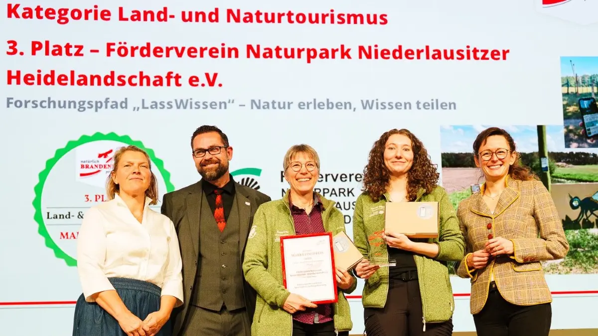 Dritter Preis in der Kategorie landtourismus: Ilona Ertle und Mareike Göpel vom Naturpark Niederlausitzer Heidelandschaft (hellgrüne jacken) nehmen die Ehrung für die Radtour LassWissen von EPhilipp Strelitz/LKEE