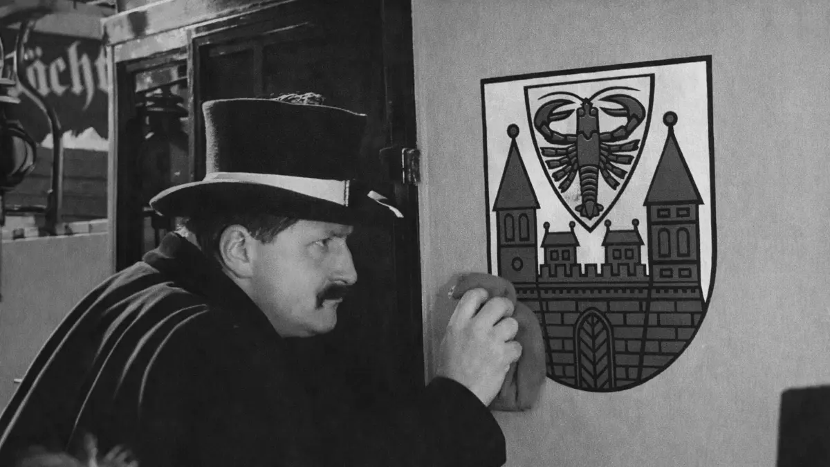 Aus alten Zeiten: Der Cottbuser Postkutscher putzt den Cottbuser Postkutschkasten. LR/Jürgen Kafka/Retusche: KI