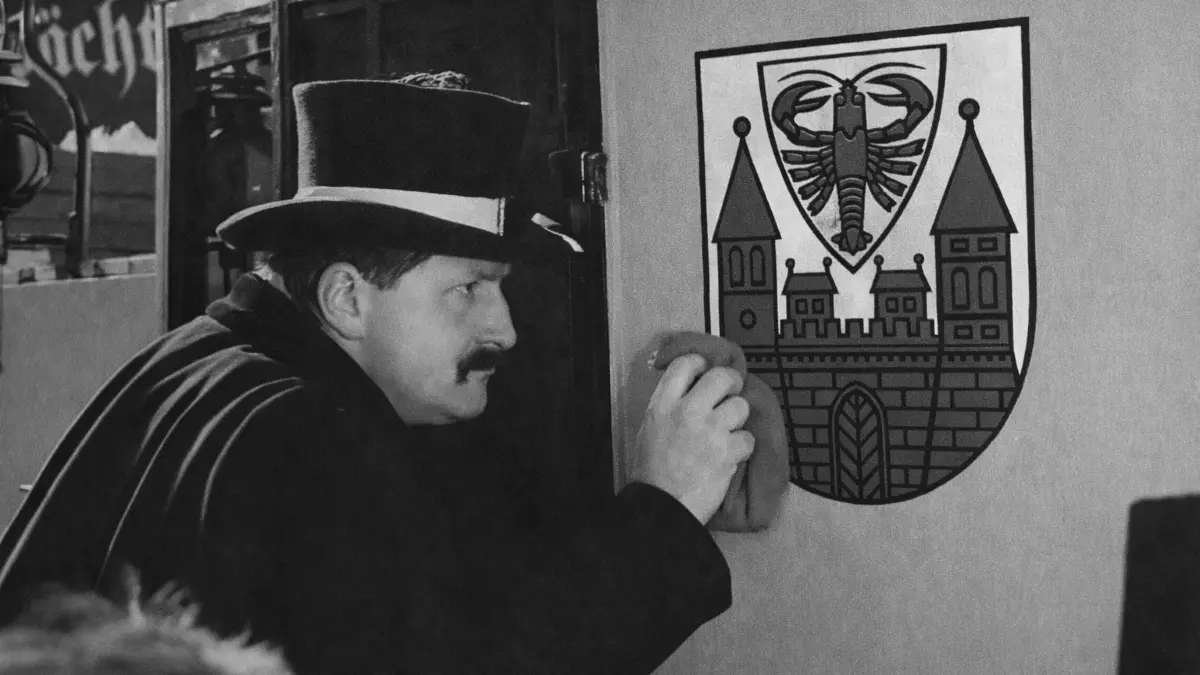 Aus alten Zeiten: Der Cottbuser Postkutscher putzt den Cottbuser Postkutschkasten. LR/Jürgen Kafka/Retusche: KI