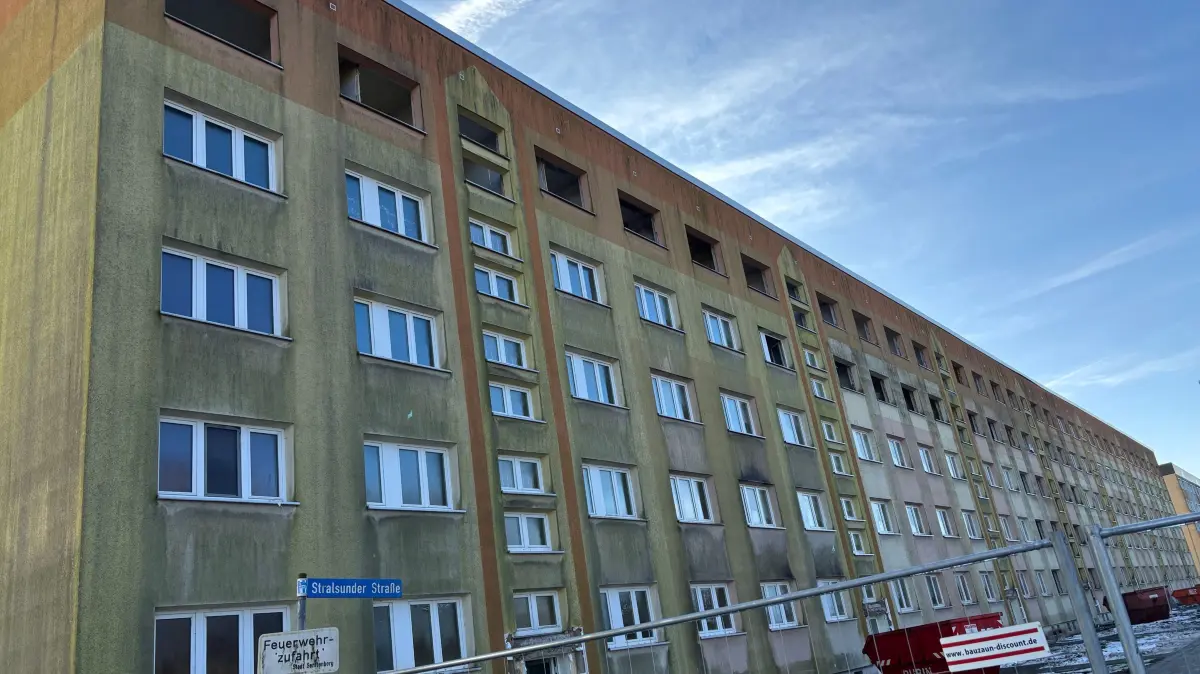 Der Wohnblock in der Stralsunder Straße 36–48 präsentiert sich bereits von einem Bauzaun umgeben. Zwei Etagen sollen demnächst abgerissen werden.