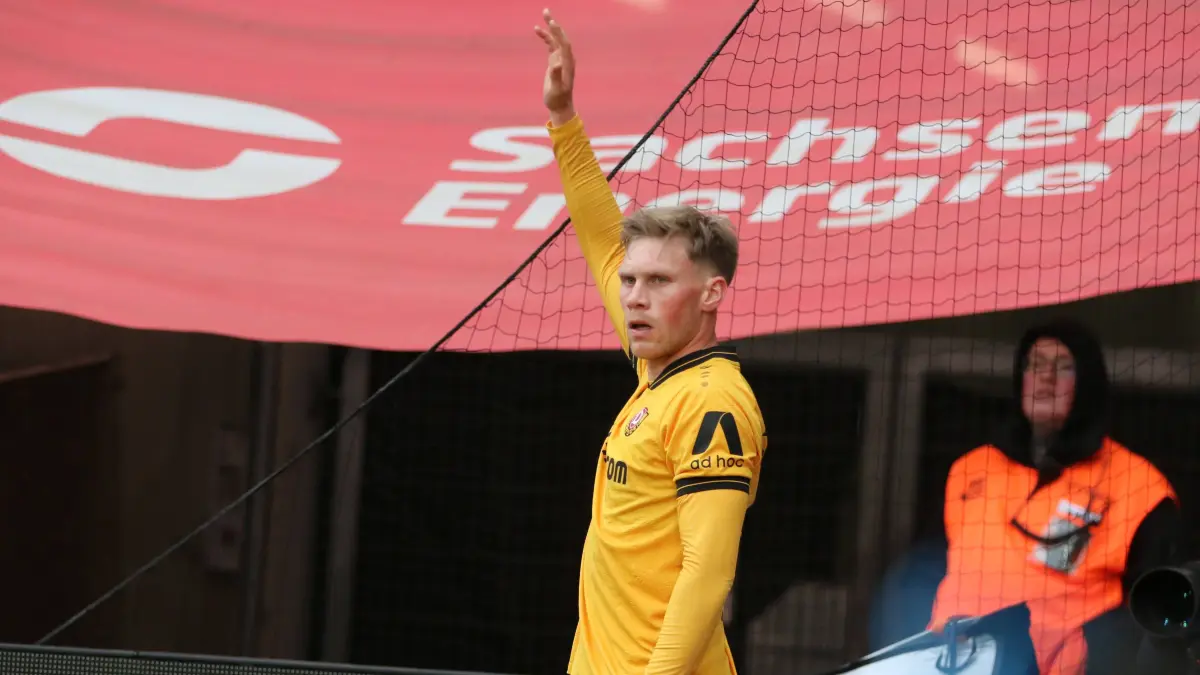 17.01.2026 Fußball Herren 2025/2026 2. Bundesliga 18. Spieltag SG Dynamo Dresden - SpVgg Greuther Fürth Rudolf-Harbig-Stadion Dresden: 17.01.2026 Fußball Herren 2025/2026 2. Bundesliga 18. Spieltag SG Dynamo Dresden - SpVgg Greuther Fürth Rudolf-Harbig-Stadion Dresden Jonas Sterner Dresden, 32, gelb zeigt eine Eckballvariante an. Dresden Sachsen Deutschland *** 17 01 2026 Soccer Men 2025 2026 2 Bundesliga 18 Matchday SG Dynamo Dresden SpVgg Greuther Fürth Rudolf Harbig Stadion Dresden Jonas Sterner Dresden, 32, yellow shows a corner kick variant Dresden Saxony Germany