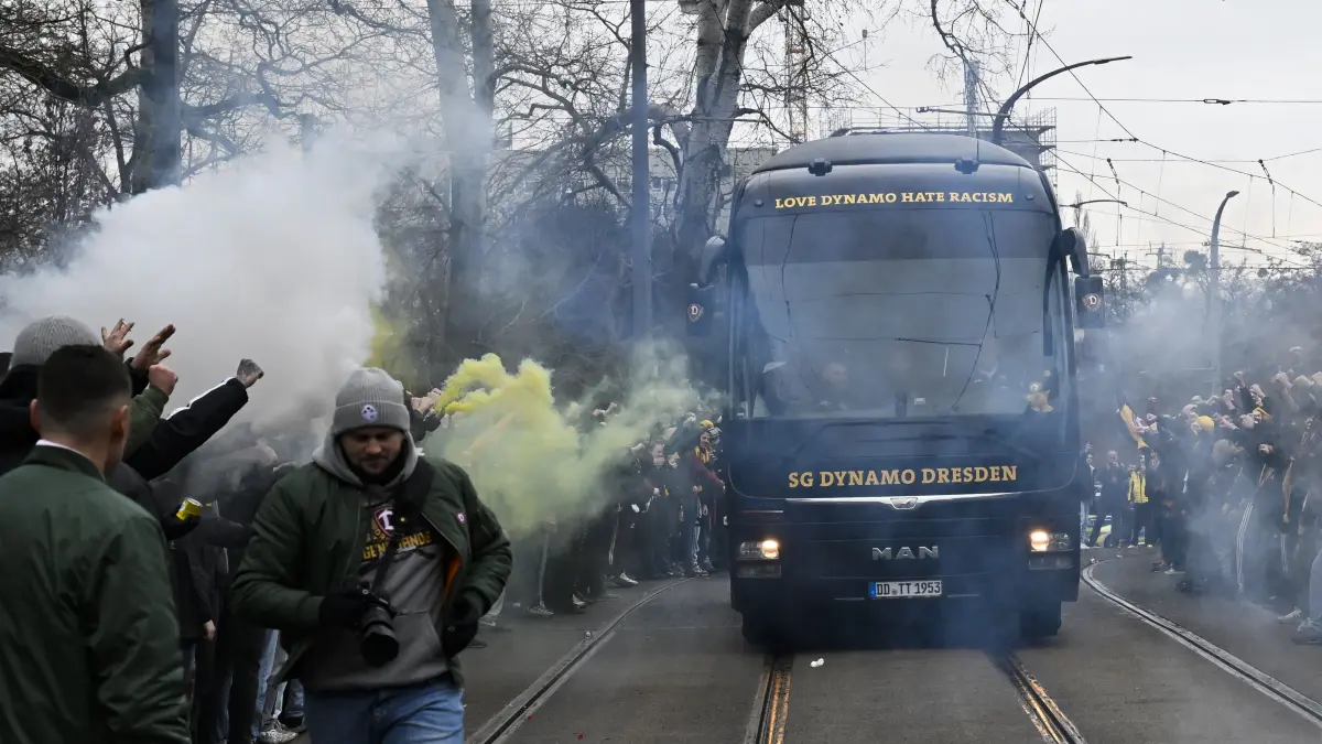 Feuriger Empfang für Dynamo Dresden: Die Spieler fuhren mit dem Mannschaftsbus vor dem Spiel gegen Greuther Fürth durch ein Spalier der Fans.