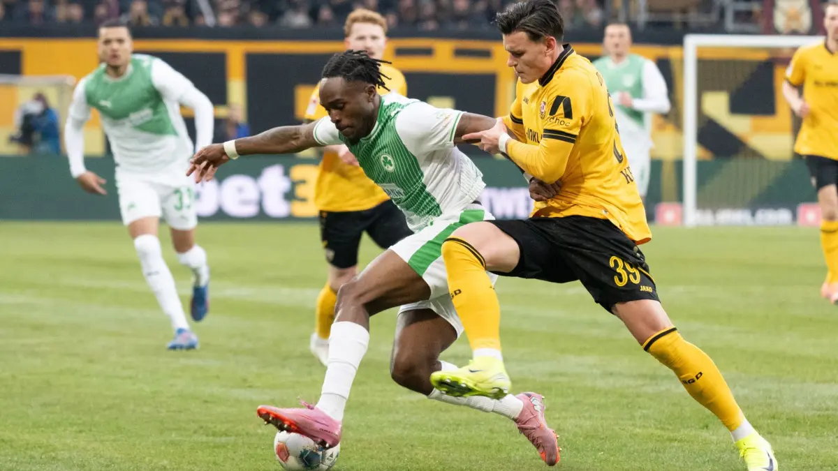Dynamo Dresden - SpVgg Greuther Fürth: 17.01.2026, Sachsen, Dresden: Fußball: 2. Bundesliga, Dynamo Dresden - SpVgg Greuther Fürth, 18. Spieltag, im Rudolf-Harbig-Stadion. Noel Futkeu (M, SpVgg Greuther Fürth) im Zweikampf mit Thomas Leon Keller (r, Dynamo Dresden). Foto: Sebastian Kahnert/dpa - WICHTIGER HINWEIS: Gemäß den Vorgaben der DFL Deutsche Fußball Liga bzw. des DFB Deutscher Fußball-Bund ist es untersagt, in dem Stadion und/oder vom Spiel angefertigte Fotoaufnahmen in Form von Sequenzbildern und/oder videoähnlichen Fotostrecken zu verwerten bzw. verwerten zu lassen. +++ dpa-Bildfunk +++
