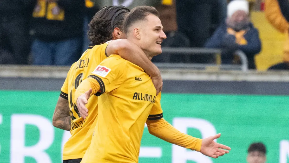 Dynamo Dresden - SpVgg Greuther Fürth: 17.01.2026, Sachsen, Dresden: Fußball: 2. Bundesliga, Dynamo Dresden - SpVgg Greuther Fürth, 18. Spieltag, im Rudolf-Harbig-Stadion. Jakob Lemmer (r, Dynamo Dresden) jubelt über sein Tor zum 2:0. Foto: Sebastian Kahnert/dpa - WICHTIGER HINWEIS: Gemäß den Vorgaben der DFL Deutsche Fußball Liga bzw. des DFB Deutscher Fußball-Bund ist es untersagt, in dem Stadion und/oder vom Spiel angefertigte Fotoaufnahmen in Form von Sequenzbildern und/oder videoähnlichen Fotostrecken zu verwerten bzw. verwerten zu lassen. +++ dpa-Bildfunk +++