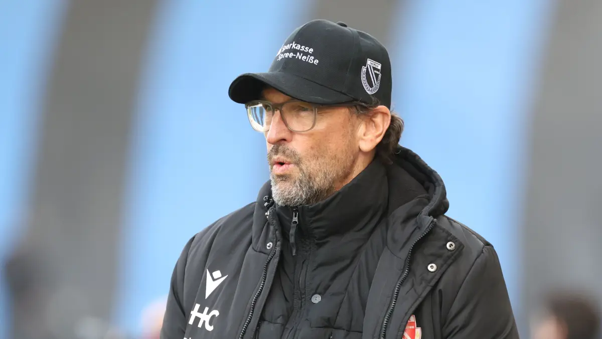 Energie-Trainer Claus-Dieter Wollitz übt nach dem 1:1-Remis beim 1. FC Saarbrücken Kritik. Der FCE fährt mit einem glücklichen Punkt zurück in die Lausitz.