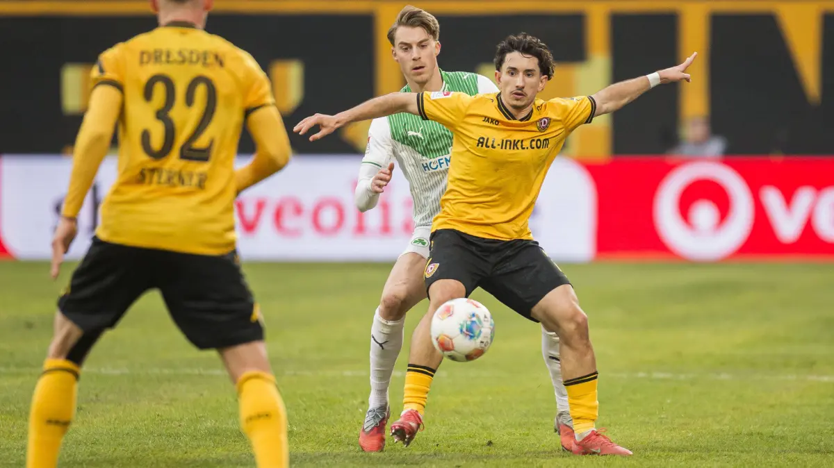 Fussball 2.Bundesliga, Dynamo Dresden - SpVgg Greuther Fuerth: 17.01.2026, xomx, Fussball 2.Bundesliga, Dynamo Dresden - SpVgg Greuther Fuerth v.l. Jason Ceka Dynamo Dresden und Gian-Luca Itter SpVgg Greuther Fürth im Zweikampf am Ball DFL/DFB REGULATIONS PROHIBIT ANY USE OF PHOTOGRAPHS as IMAGE SEQUENCES and/or QUASI-VIDEO Dresden *** 17 01 2026, xomx, Soccer 2 Bundesliga, Dynamo Dresden SpVgg Greuther Fuerth v l Jason Ceka Dynamo Dresden and Gian Luca Itter SpVgg Greuther Fürth in a duel on the ball DFL DFB REGULATIONS PROHIBIT ANY USE OF PHOTOGRAPHS as IMAGE SEQUENCES and or QUASI VIDEO Dresden
