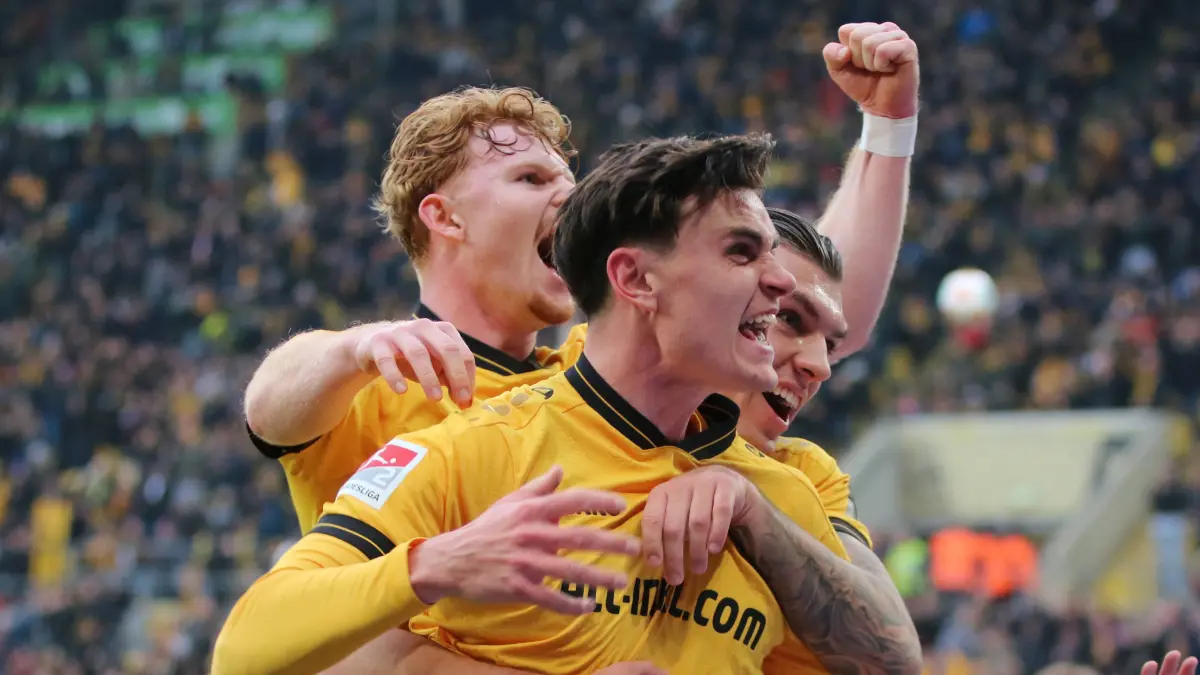 17.01.2026 Fußball Herren 2025/2026 2. Bundesliga 18. Spieltag SG Dynamo Dresden - SpVgg Greuther Fürth Rudolf-Harbig-Stadion Dresden Thomas Keller Dresden, 39, gelb, vorne, Robert Wagner Dresden, 18, gelb, links, Julian Pauli Dresden, 13, gelb, rechts beim Torjubel nach dem 1:0. Dresden Sachsen Deutschland *** 17 01 2026 Soccer Men 2025 2026 2 Bundesliga 18 Matchday SG Dynamo Dresden SpVgg Greuther Fürth Rudolf Harbig Stadion Dresden Thomas Keller Dresden, 39, yellow, front , Robert Wagner Dresden, 18, yellow, left , Julian Pauli Dresden, 13, yellow, right celebrating the goal after the 1 0 Dresden Saxony Germany