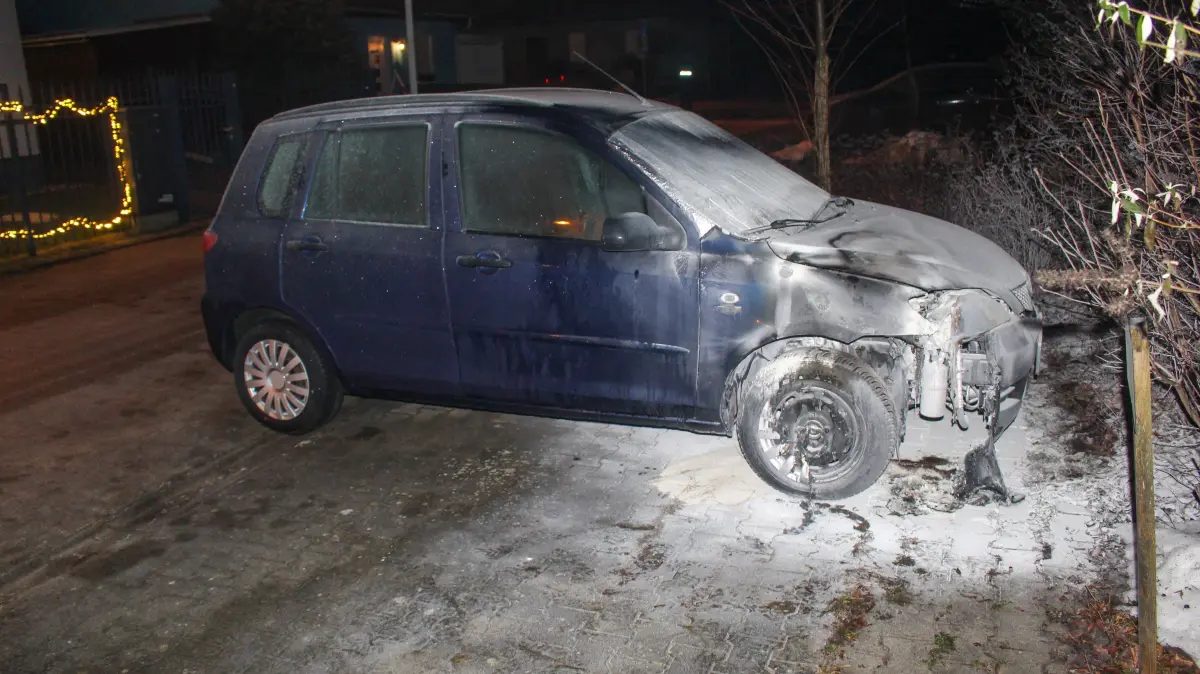 Am 18.01.2026 wurden die Einsatzkräfte der Berufsfeuerwehr Wache 1 um 04:15 Uhr zu einem Brand eines Fahrzeuges der Marke Mazda, in der Straße am Lausitzpark im Stadtteil Groß Gaglow alarmiert. Beim Eintreffen der Feuerwehr stellte sich heraus, dass das Fahrzeug im Motorbereich gebrannt hatte. Die Feuerwehr konnte das Feuer zügig unter Kontrolle bringen.Am Fahrzeug entstand trotz schnellen Eingreifens erheblicher Sachschaden.Des weiteren wurden die Kriminaltechniker der Polizei hinzugezogen, um mögliche Hinweise zur Brandursache zu sichern. Die Ermittler durchsuchten die Brandstelle sorgfältig nach relevanten Beweisen und Spuren, die Aufschluss über die Entstehung des Feuers geben könnten.Die Feuerwehr blieb während des gesamten Einsatzes vor Ort, um eventuell weitere Maßnahmen einzuleiten und die Einsatzstelle abzusichern. Die genaue Ursache des Brandes ist derzeit noch unbekannt und muss im Rahmen der laufenden Ermittlungen geklärt werden.
