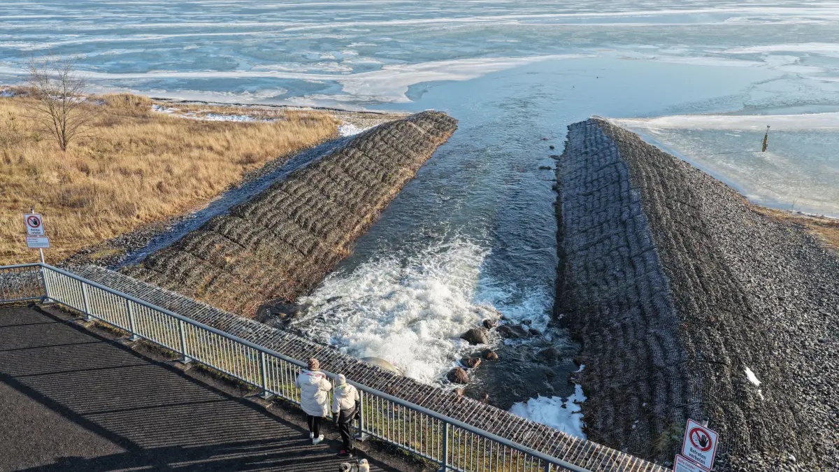 Cot Ostsee Winter Eis 2026: Luftaufnahme vom 18. Januar 2026
Der Cottbuser Ostsee ist im Winter 2026 zugefroren. Die Flutung am Einlaufbauwerk Lakoma ist wieder aufgenommen worden.