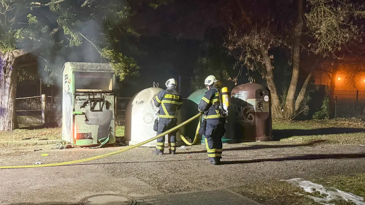 Am Freitagabend, dem 17. Januar 2026, wurde in der August-Bebel-Straße in Forst ein Altkleidercontainer in Brand gesetzt. Die Feuerwehr wurde um 21:19 Uhr alarmiert, nachdem Anwohner den Brand bemerkt hatten.Die Feuerwehr rückte mit einem Einsatzleitwagen (ELW) und einem Löschgruppenfahrzeug aus. Insgesamt waren acht Einsatzkräfte im Einsatz. Der brennende Container konnte zügig mit einem C-Strahlrohr abgelöscht werden. Anschließend kontrollierten die Einsatzkräfte den Container mithilfe einer Wärmebildkamera, um mögliche Glutnester auszuschließen.Die Polizei war mit mehreren Streifenwagen vor Ort. Nach ersten Erkenntnissen gehen die Beamten von vorsätzlicher Brandstiftung aus. Noch während des Einsatzes wurden Ermittlungen aufgenommen sowie eine Nahbereichssuche durchgeführt. Hinweise auf einen Tatverdächtigen lagen zunächst nicht vor.Nach etwa 15 Minuten war der Einsatz beendet. Feuerwehr und Polizei kehrten anschließend zu ihren Dienststellen zurück. Zur Höhe des entstandenen Sachschadens konnten bislang keine Angaben gemacht werden.