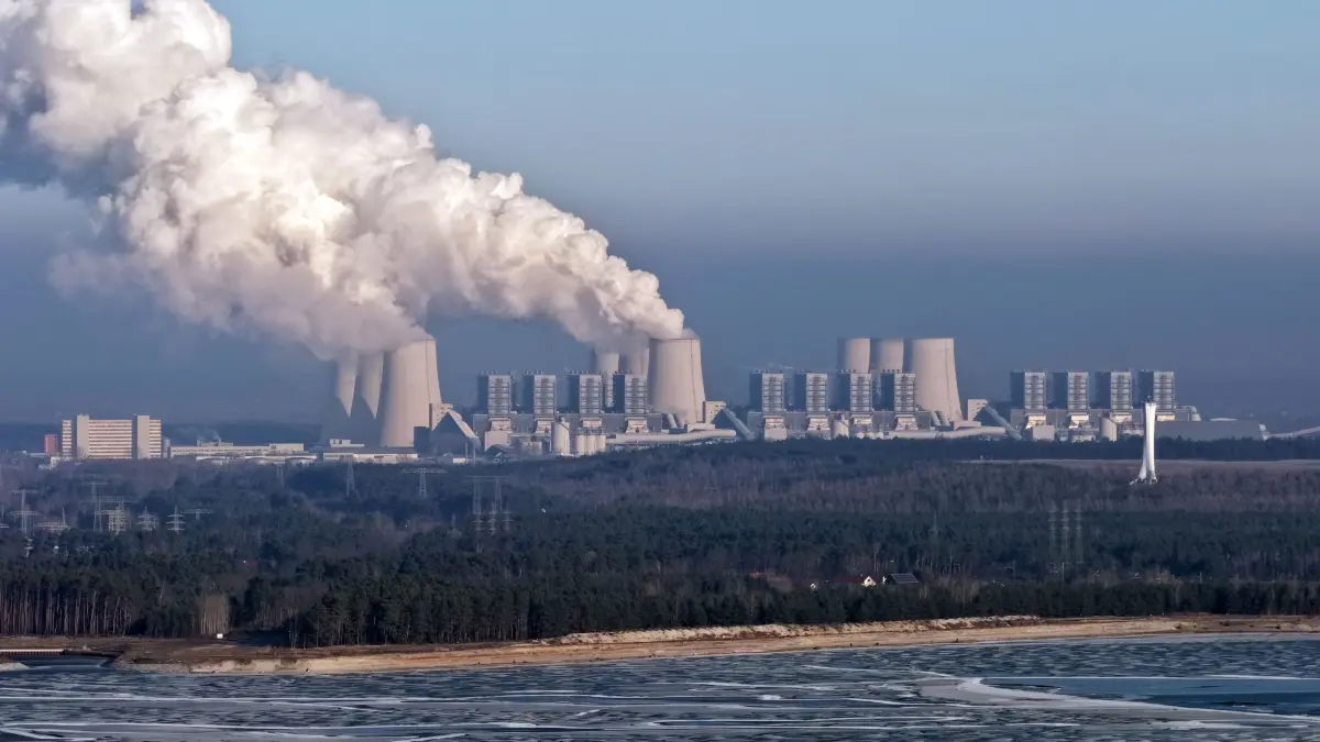 Cot Ostsee Winter Eis 2026: Luftaufnahme vom 18. Januar 2026
Der Cottbuser Ostsee ist im Winter 2026 zugefroren. Die Flutung am Einlaufbauwerk Lakoma ist wieder aufgenommen worden.
Blick Richtung Kraftwerk Jänschwalde, schwimmende Photovoltaikanlage