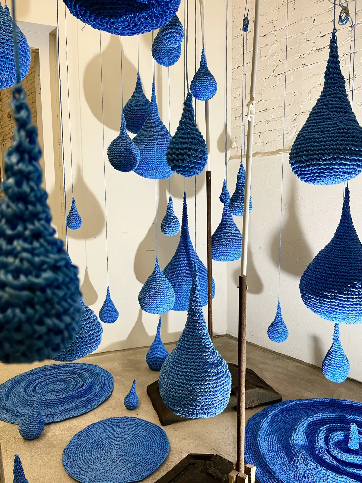Katharina Krenkel will mit einer gehäkelten Ausstellung nach Bad Muskau zur Winterbühne kommen.