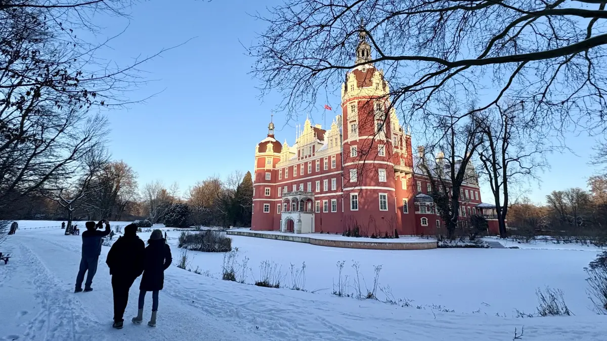 Das Neue Schloss im Muskauer Park umgeben von Schnee. So schön kann der Winter im Fürst-Pückler-Park sein. Nun hält dort wieder Kultur mit der Winterbühne Einzug.