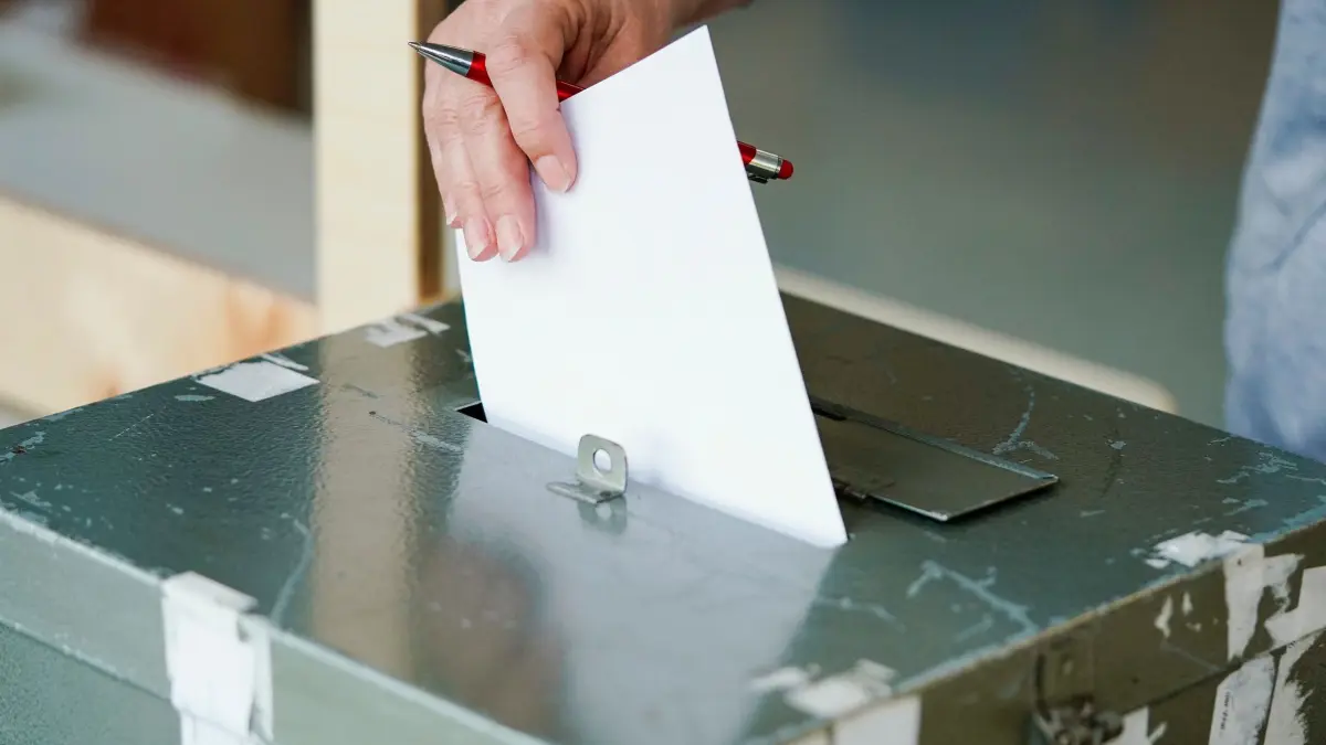Landtagswahl in Baden-Württemberg: ARCHIV - 14.03.2021, Baden-Württemberg, Mannheim: Ein Wählerin wirft in einem Wahllokal in der Wallstadtschule ihren Stimmzettel in die Wahlurne. (zu dpa: «Das hat es mit dem neuen Wahlrecht im Südwesten auf sich») Foto: Uwe Anspach/dpa +++ dpa-Bildfunk +++