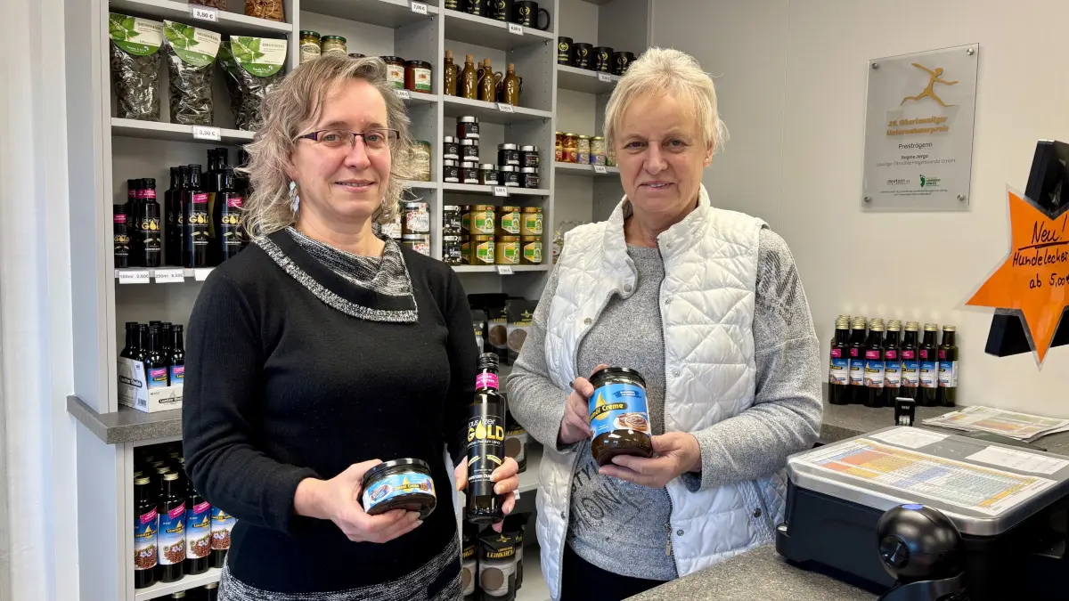 In der Lausitzer Ölmühle in Hoyerswerda präsentieren Geschäftsführerin Regine Jorga (r.) und Tochter Jana Mundt die Produkte, die auf der Grünen Woche in Berlin besonders beliebt waren: Das Premium-Leinöl Lausitzer Gold und der Brotaufstrich Leinöl-Creme.